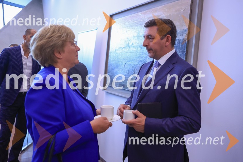 Čaj z razlogom: Razprava o aktualnih trendih na področju naložb