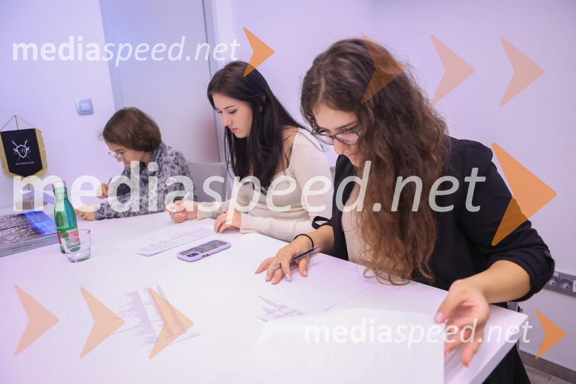 Čaj z razlogom: Razprava o aktualnih trendih na področju naložb