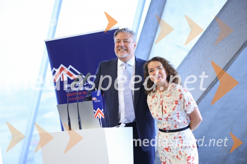 Čaj z razlogom: Razprava o aktualnih trendih na področju naložb