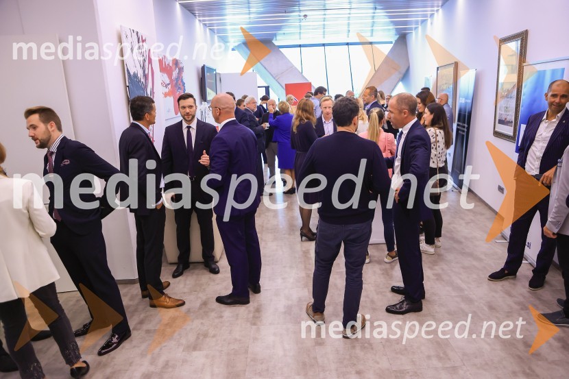 Čaj z razlogom: Razprava o aktualnih trendih na področju naložb