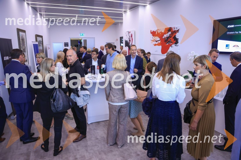 Čaj z razlogom: Razprava o aktualnih trendih na področju naložb