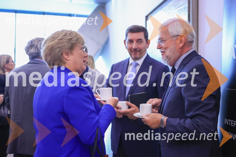 Čaj z razlogom: Razprava o aktualnih trendih na področju naložb