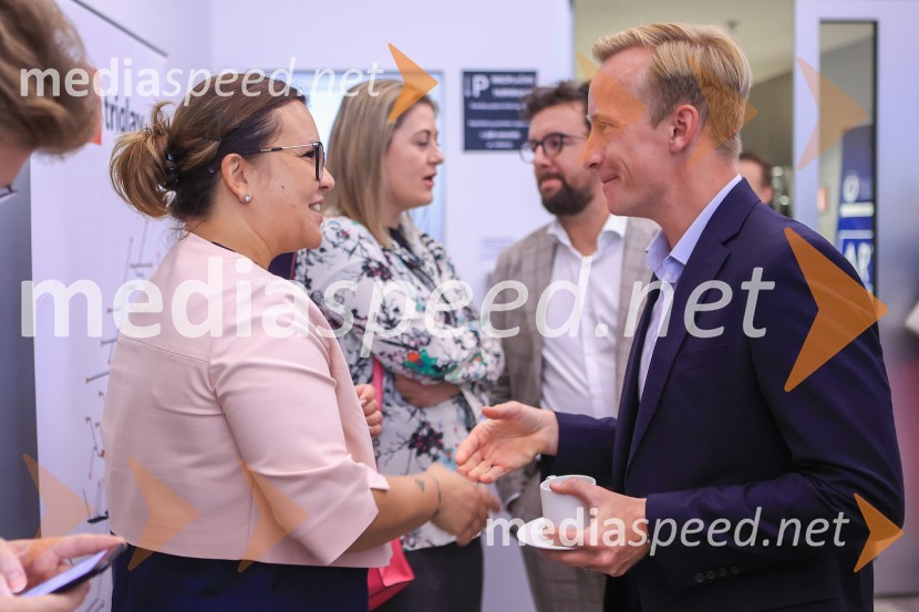 Čaj z razlogom: Razprava o aktualnih trendih na področju naložb