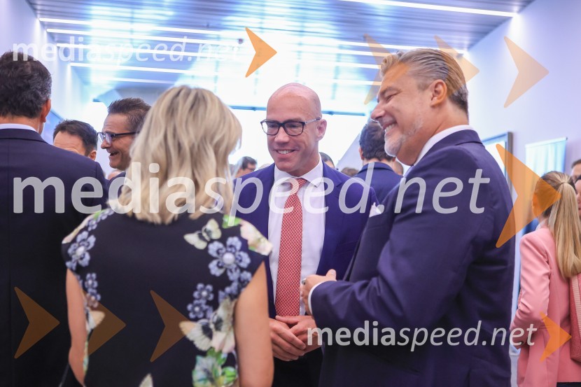 Čaj z razlogom: Razprava o aktualnih trendih na področju naložb