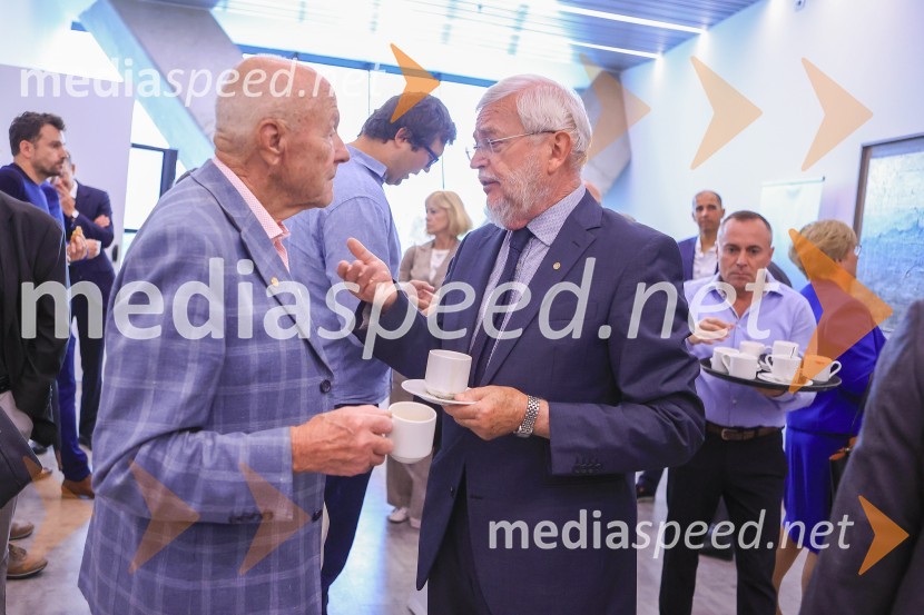 Čaj z razlogom: Razprava o aktualnih trendih na področju naložb