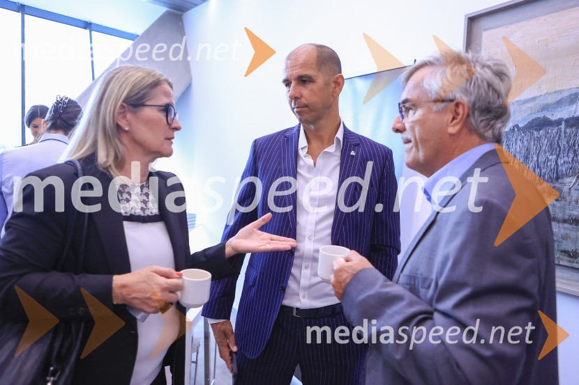 Čaj z razlogom: Razprava o aktualnih trendih na področju naložb