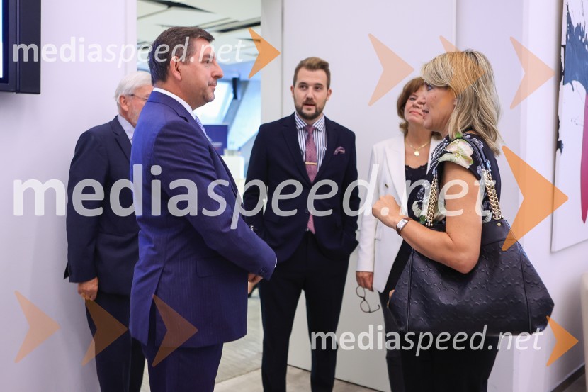 Čaj z razlogom: Razprava o aktualnih trendih na področju naložb