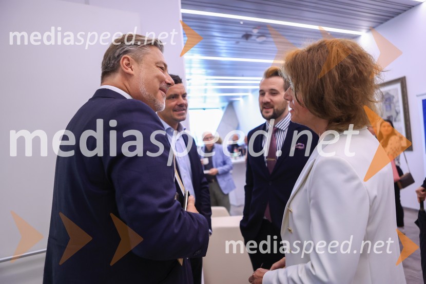 Čaj z razlogom: Razprava o aktualnih trendih na področju naložb