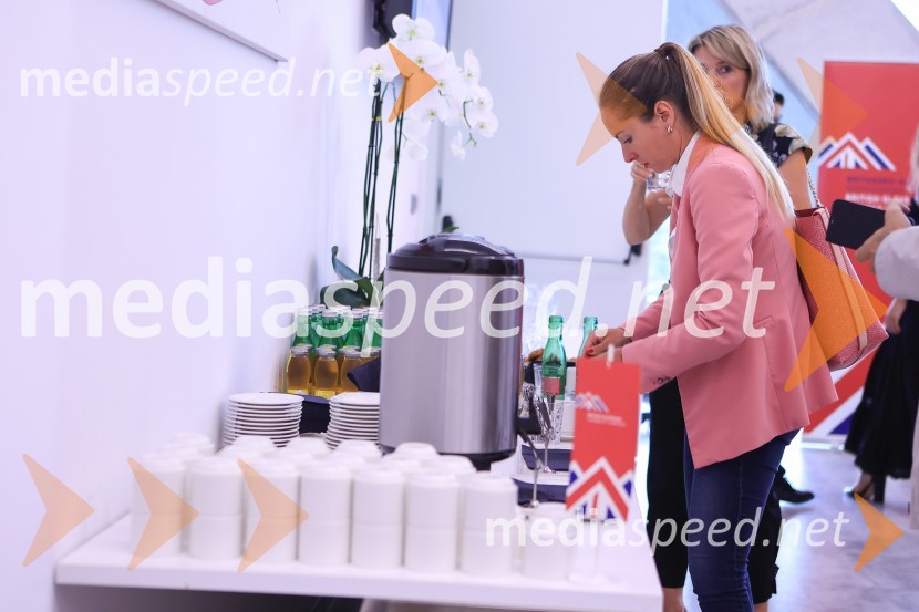 Čaj z razlogom: Razprava o aktualnih trendih na področju naložb