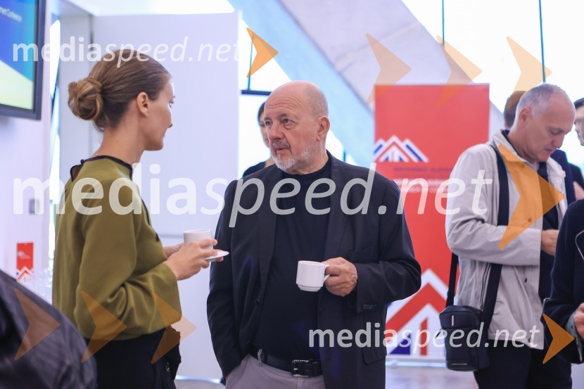 Čaj z razlogom: Razprava o aktualnih trendih na področju naložb