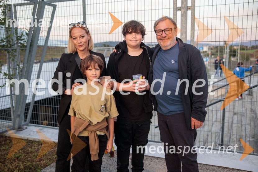  Viktorija Bencik Emeršič, igralka;  ... ;  ... ;  Bojan Emeršič, igralecDobrodelna tekma: Svetovne zvezde nogometa za žrtve poplav