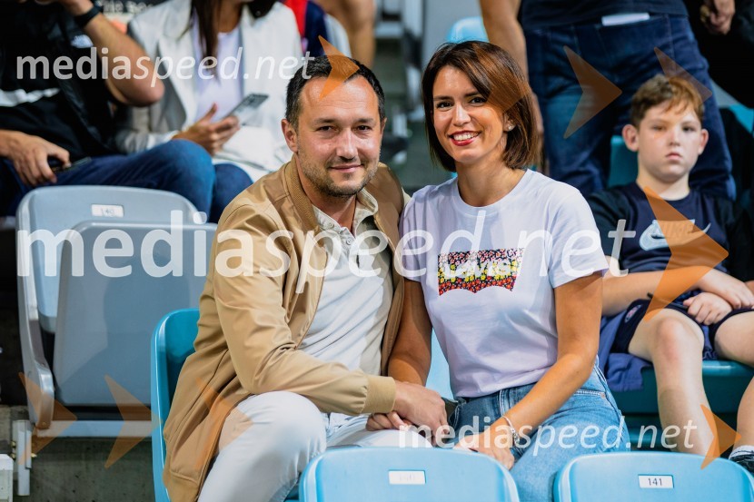  Blaž Jarc, novinar in urednik informativnega programa Planet TV;  Nataša Gavranič, voditeljica športa, Planet TVDobrodelna tekma: Svetovne zvezde nogometa za žrtve poplav