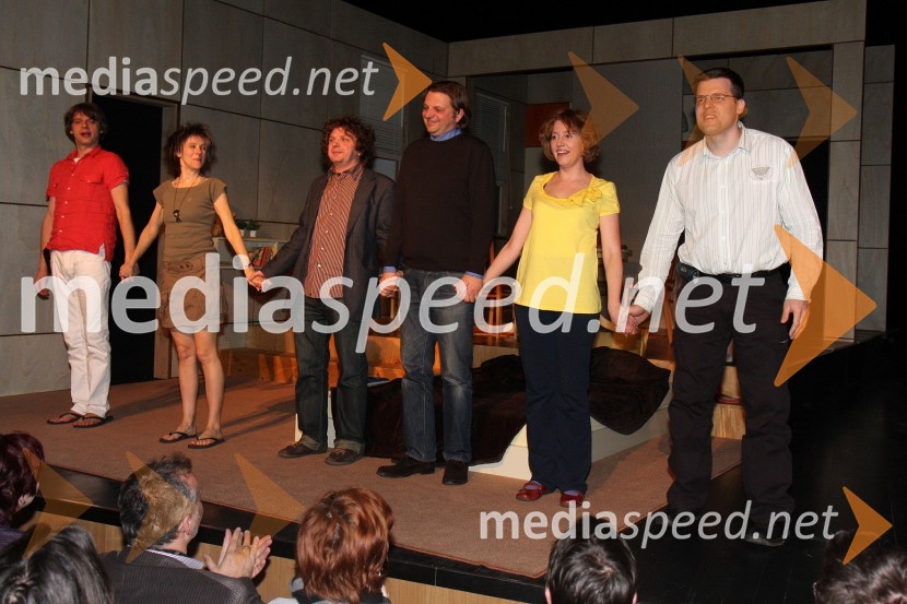 Primož Ekart, Nataša Tič Ralijan, igralca, Matjaž Latin, režiser, Marko Japelj, scenograf, Barbara Vidovič, igralka, in Simon Šerbinek, lektor, priklonMama ni ena sama, premiera v Mestnem gledališču Ptuj