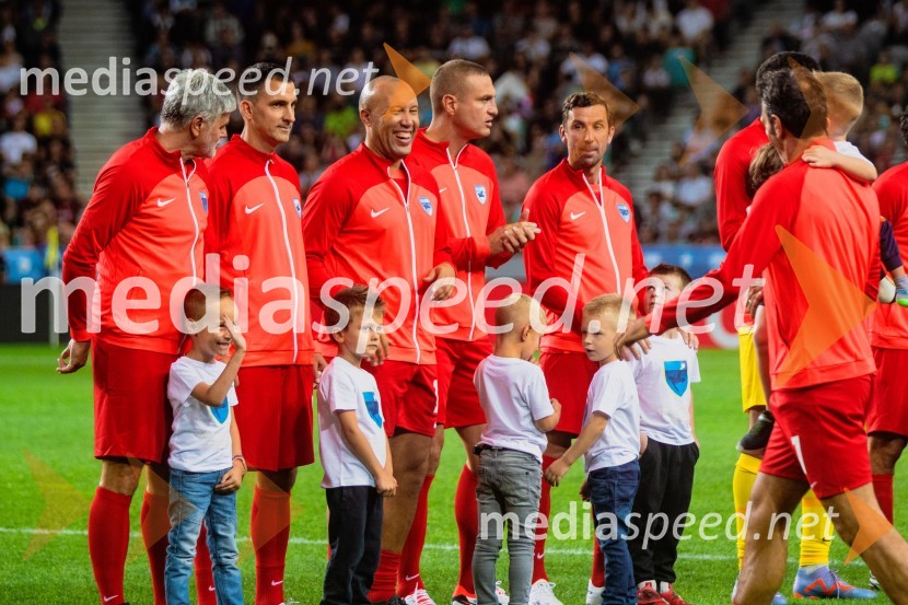 Dobrodelna tekma: Svetovne zvezde nogometa za žrtve poplav