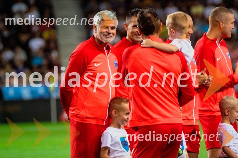 Dobrodelna tekma: Svetovne zvezde nogometa za žrtve poplav