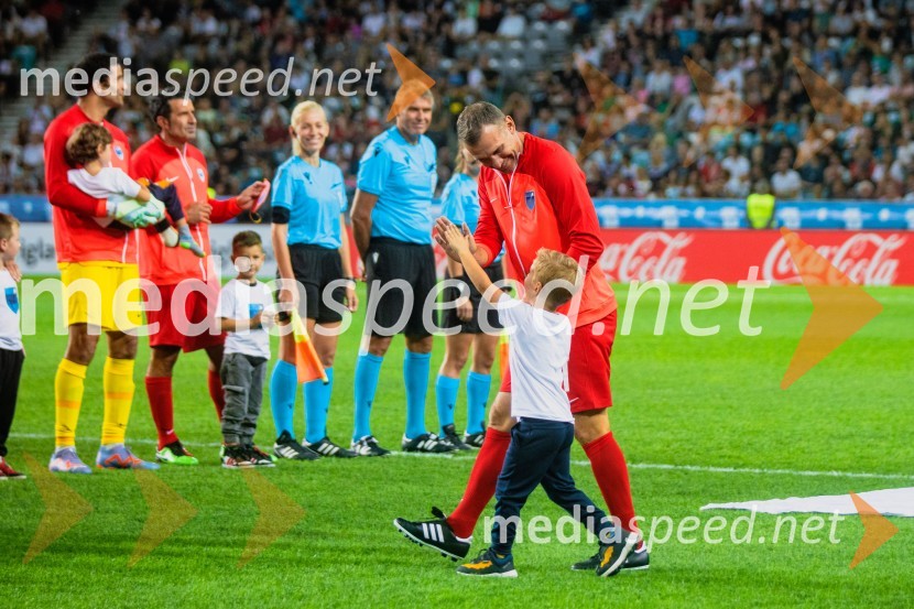 Dobrodelna tekma: Svetovne zvezde nogometa za žrtve poplav