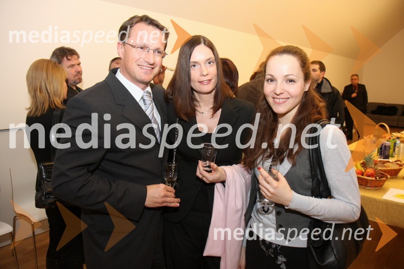 Andrej Klasinc, direktor Term Ptuj in njegova žena Nataša in Iva Babić, igralkaMama ni ena sama, premiera v Mestnem gledališču Ptuj