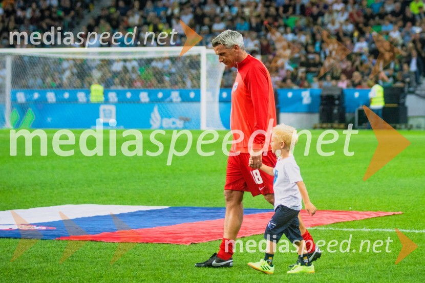 Dobrodelna tekma: Svetovne zvezde nogometa za žrtve poplav