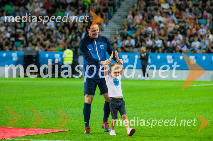 Dobrodelna tekma: Svetovne zvezde nogometa za žrtve poplav