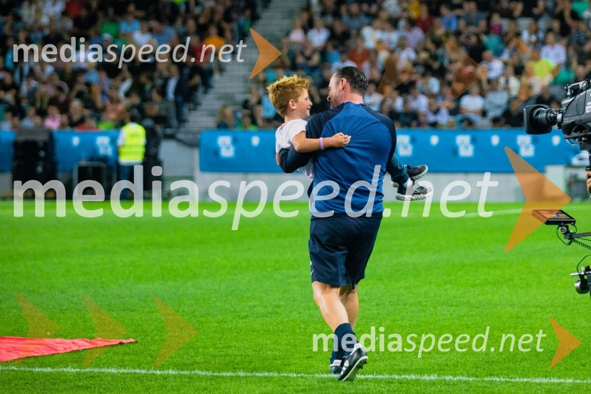 Dobrodelna tekma: Svetovne zvezde nogometa za žrtve poplav