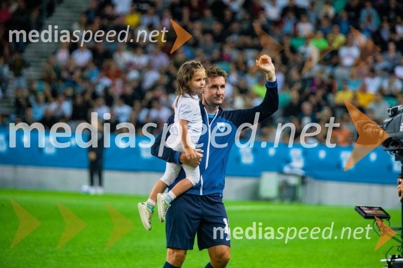 Dobrodelna tekma: Svetovne zvezde nogometa za žrtve poplav