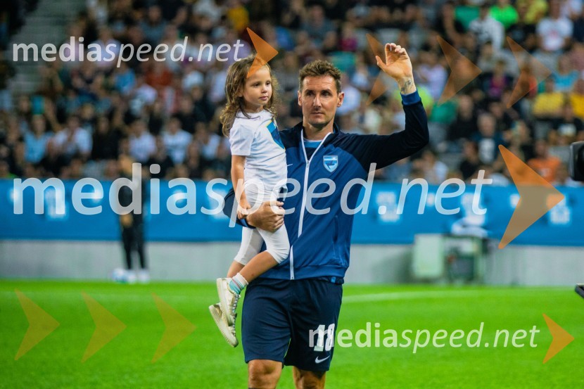 Dobrodelna tekma: Svetovne zvezde nogometa za žrtve poplav