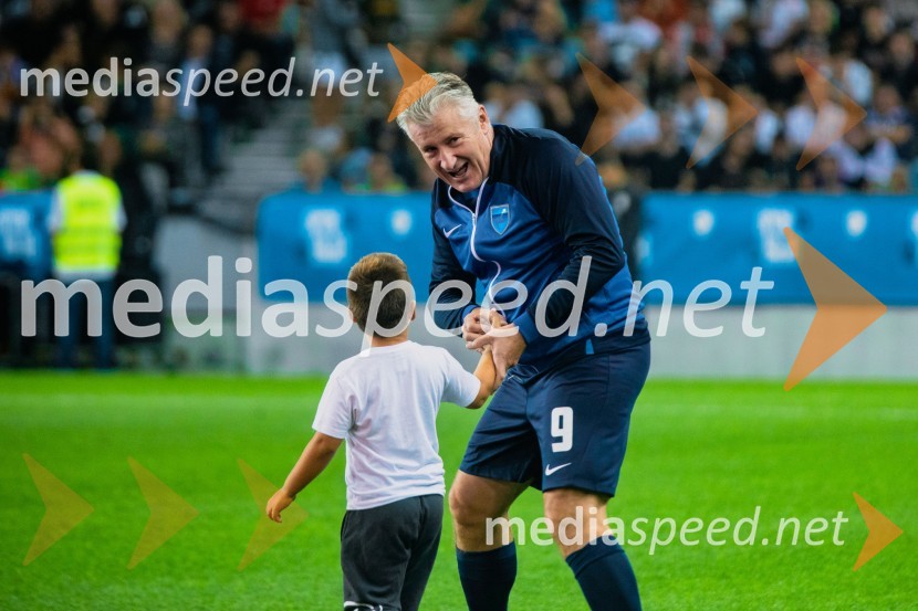 Dobrodelna tekma: Svetovne zvezde nogometa za žrtve poplav