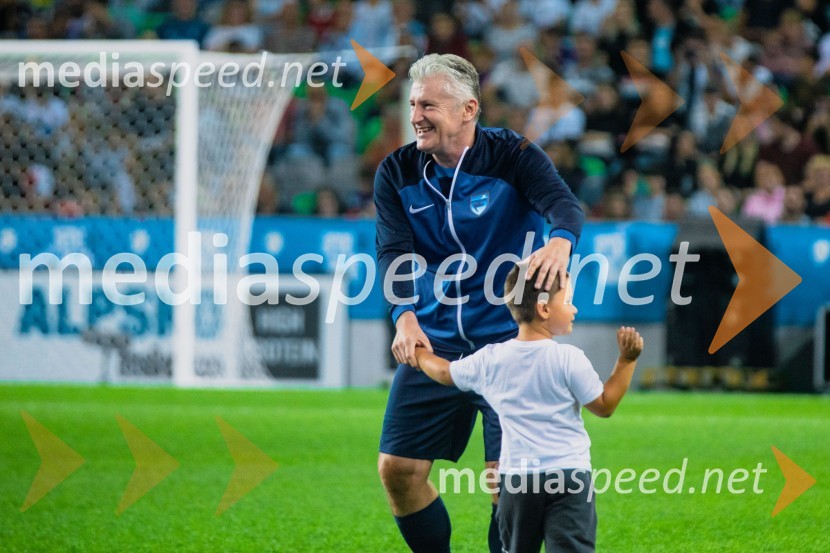 Dobrodelna tekma: Svetovne zvezde nogometa za žrtve poplav