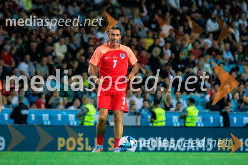 Dobrodelna tekma: Svetovne zvezde nogometa za žrtve poplav