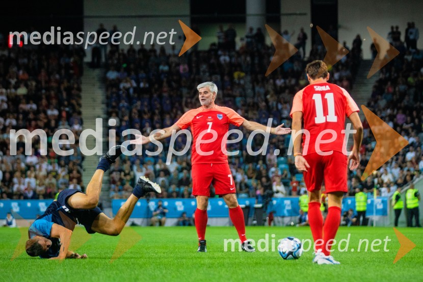 Dobrodelna tekma: Svetovne zvezde nogometa za žrtve poplav