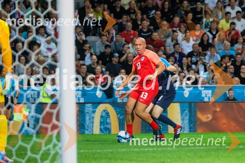 Dobrodelna tekma: Svetovne zvezde nogometa za žrtve poplav