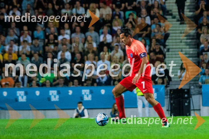 Dobrodelna tekma: Svetovne zvezde nogometa za žrtve poplav