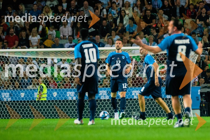 Dobrodelna tekma: Svetovne zvezde nogometa za žrtve poplav