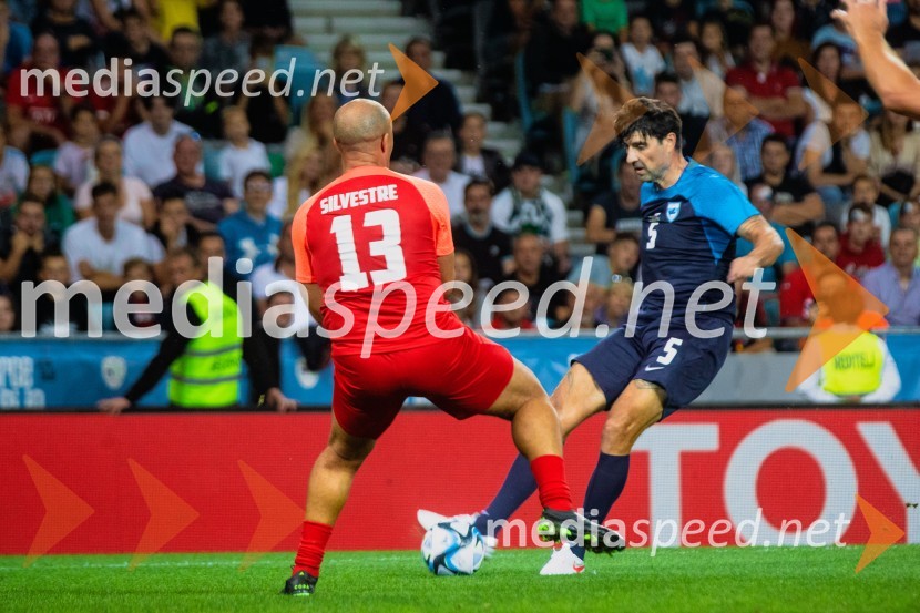 Dobrodelna tekma: Svetovne zvezde nogometa za žrtve poplav