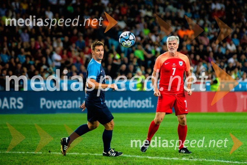 Dobrodelna tekma: Svetovne zvezde nogometa za žrtve poplav