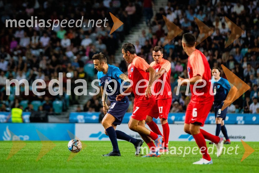 Dobrodelna tekma: Svetovne zvezde nogometa za žrtve poplav