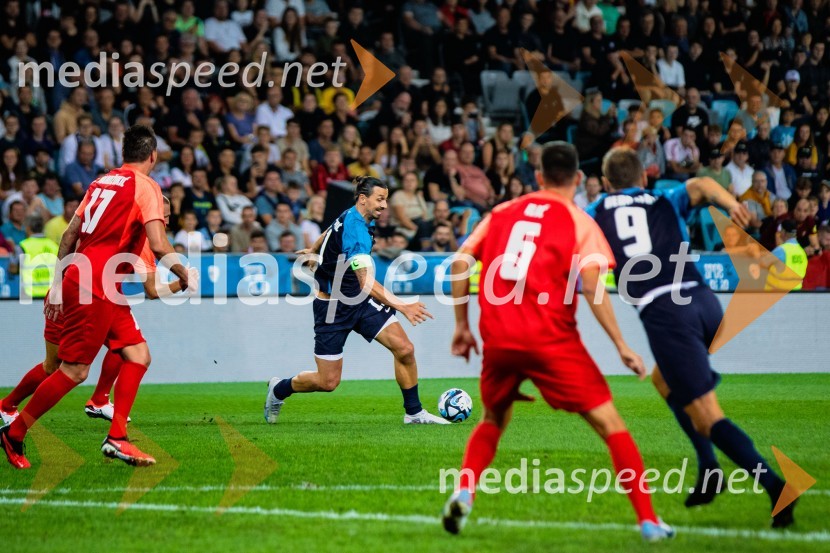 Dobrodelna tekma: Svetovne zvezde nogometa za žrtve poplav