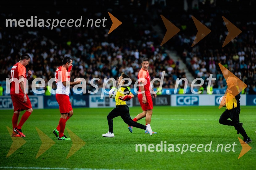 Dobrodelna tekma: Svetovne zvezde nogometa za žrtve poplav