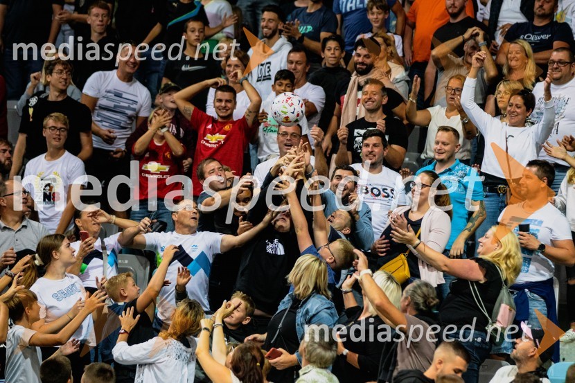 Dobrodelna tekma: Svetovne zvezde nogometa za žrtve poplav