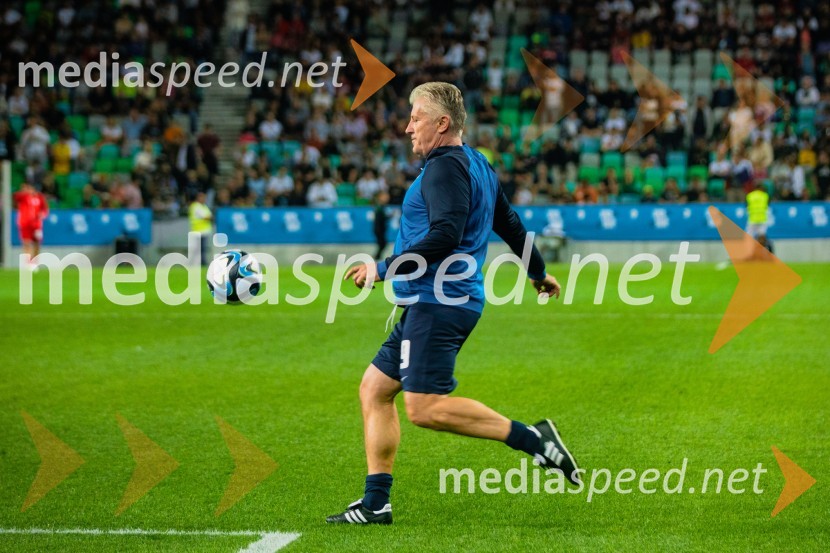 Dobrodelna tekma: Svetovne zvezde nogometa za žrtve poplav