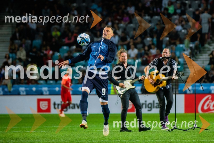 Dobrodelna tekma: Svetovne zvezde nogometa za žrtve poplav