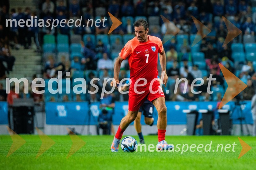 Dobrodelna tekma: Svetovne zvezde nogometa za žrtve poplav