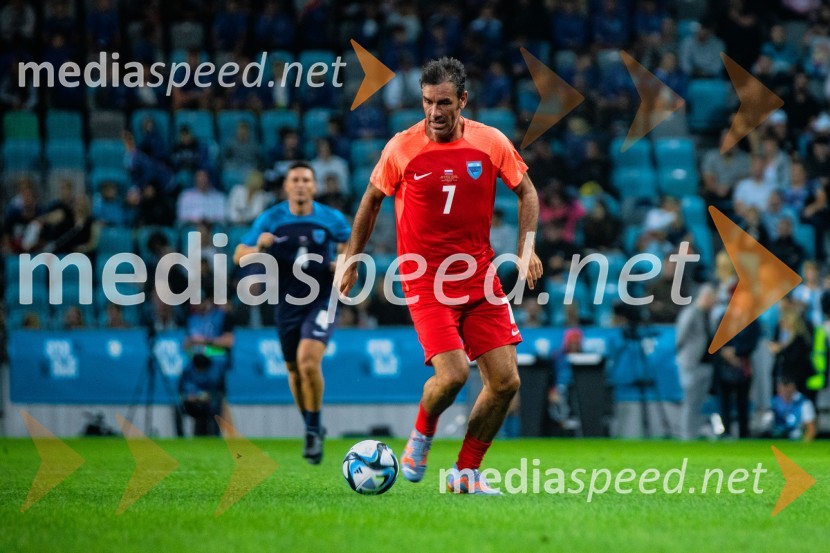 Dobrodelna tekma: Svetovne zvezde nogometa za žrtve poplav