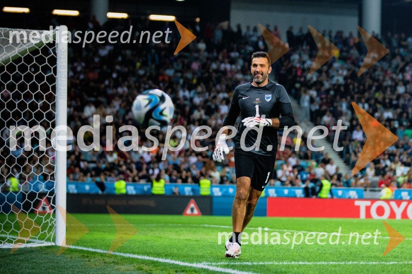 Dobrodelna tekma: Svetovne zvezde nogometa za žrtve poplav