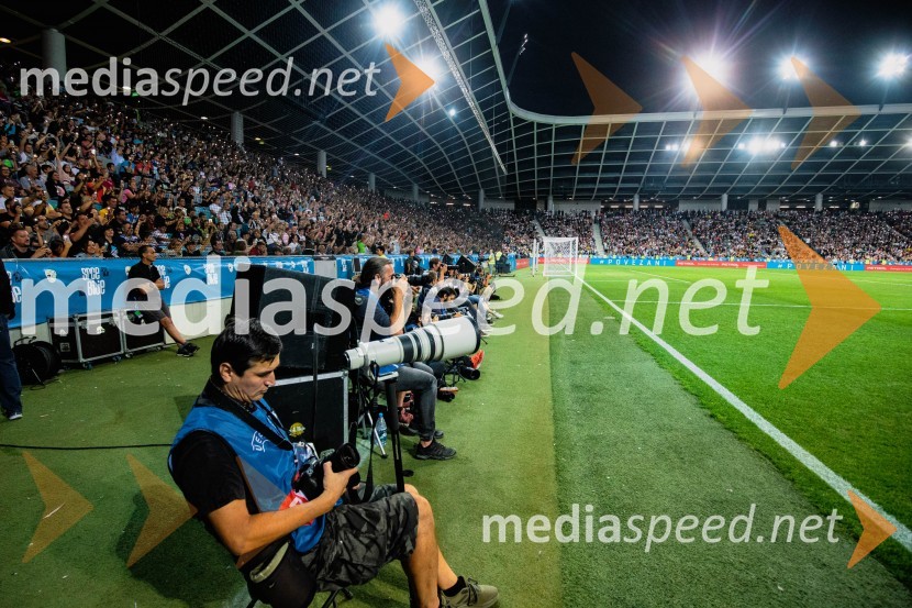 Dobrodelna tekma: Svetovne zvezde nogometa za žrtve poplav