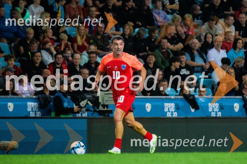 Dobrodelna tekma: Svetovne zvezde nogometa za žrtve poplav