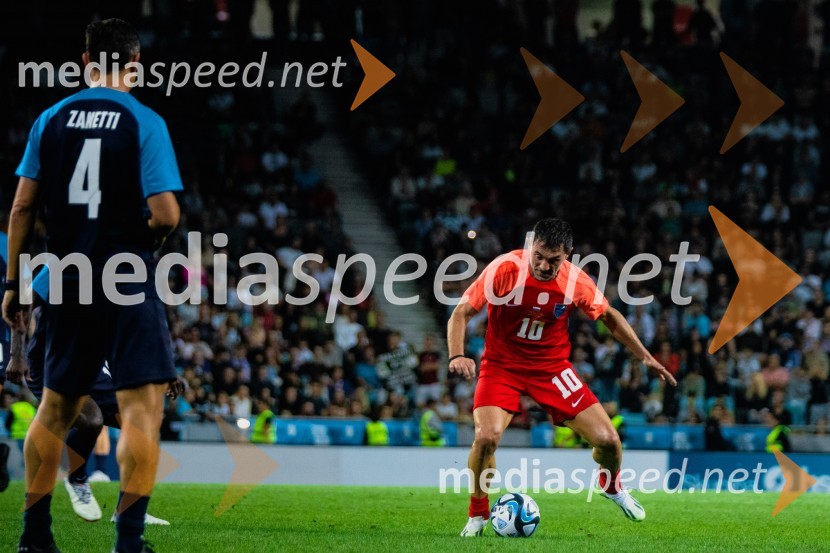 Dobrodelna tekma: Svetovne zvezde nogometa za žrtve poplav