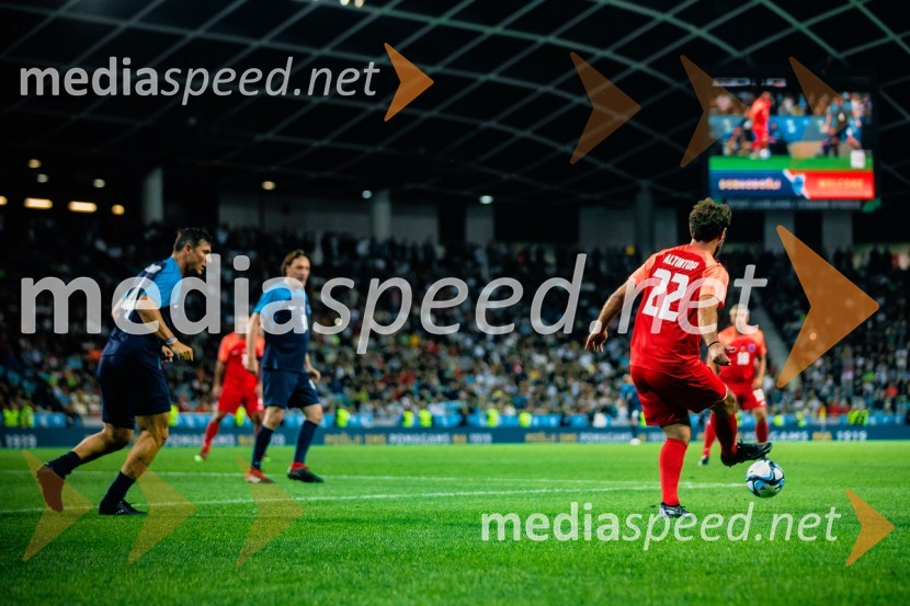 Dobrodelna tekma: Svetovne zvezde nogometa za žrtve poplav