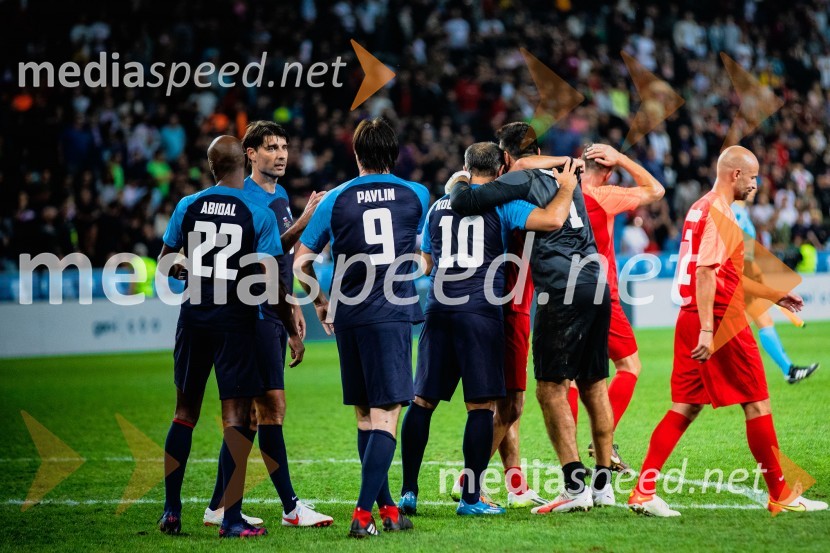 Dobrodelna tekma: Svetovne zvezde nogometa za žrtve poplav