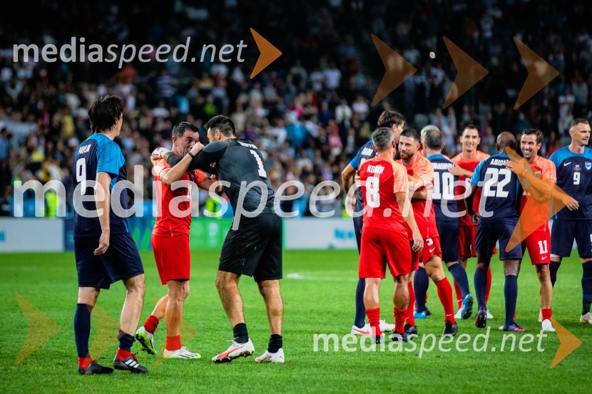 Dobrodelna tekma: Svetovne zvezde nogometa za žrtve poplav